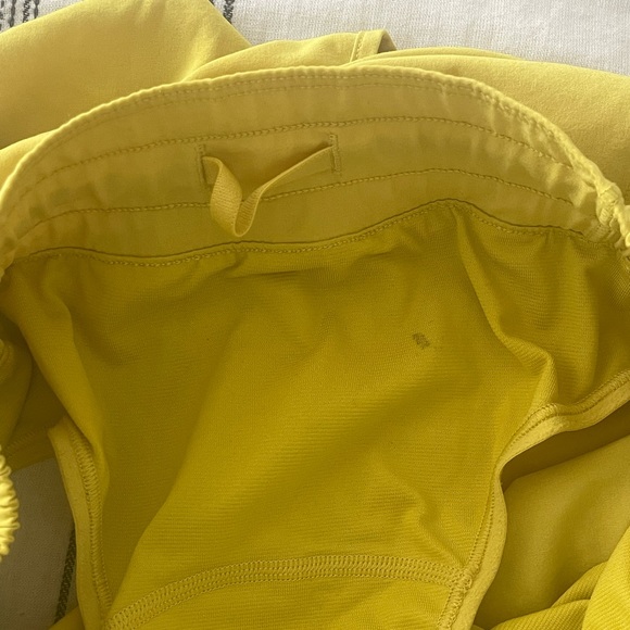 Lululemon Hotty Hot shorts 2.5” - Picture 4 of 4